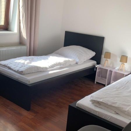 Enger Zimmer In Wohnung, Monteure, Zentral, מראה חיצוני תמונה