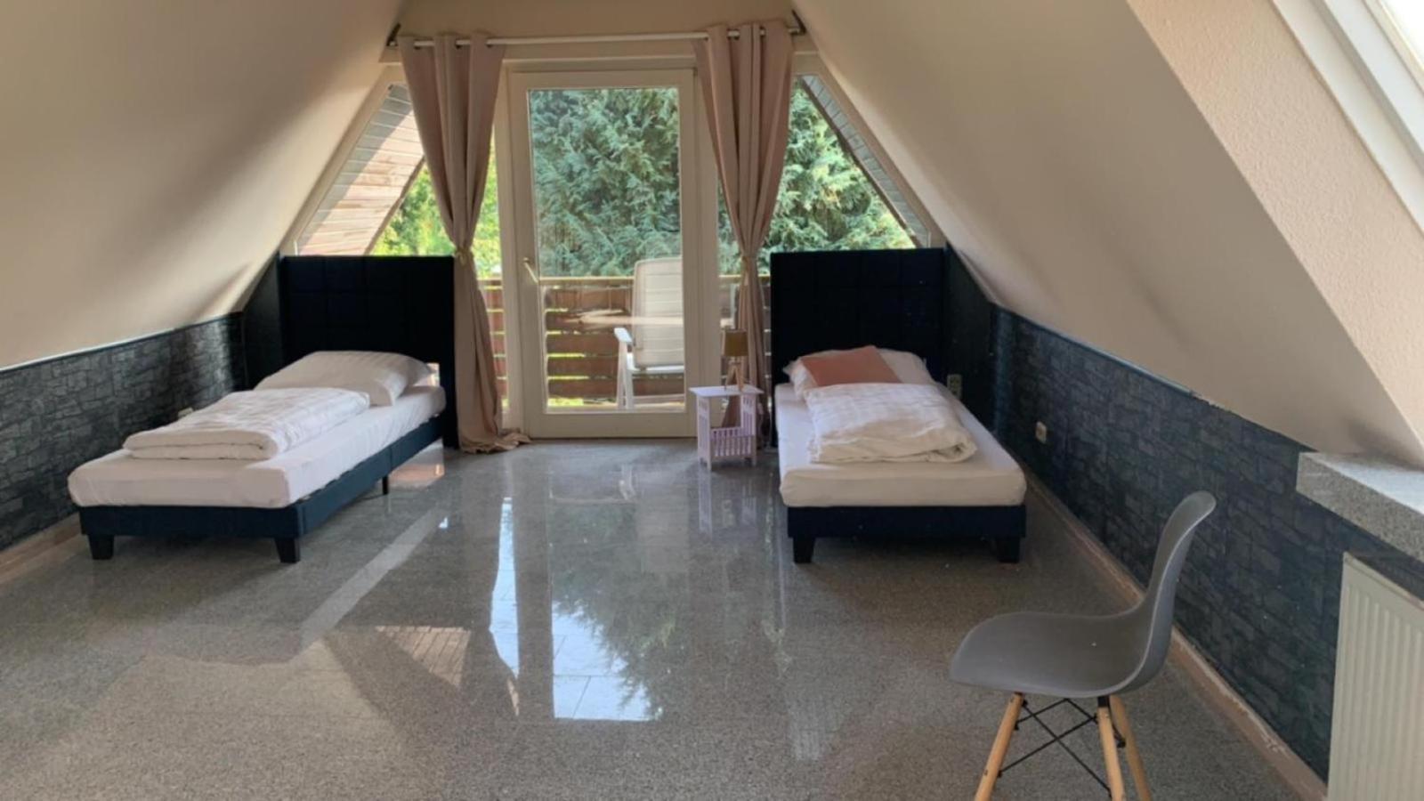 Enger Zimmer In Wohnung, Monteure, Zentral, מראה חיצוני תמונה